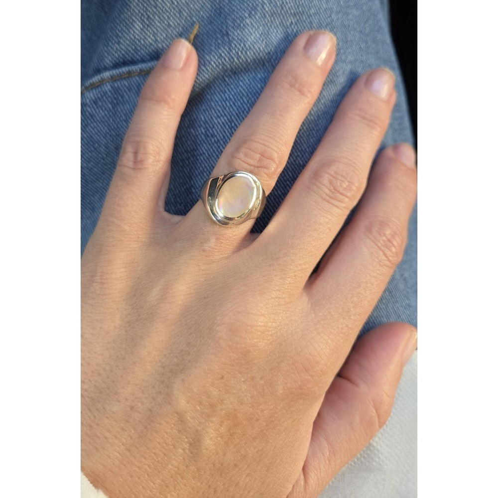 Sterling .925 MOP Oval Offset Ring. 7 - Picture 3 of 5